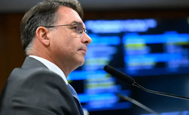 Reviravolta no PL Rio: Flávio Bolsonaro decide chapa ao governo e mira aliança com União Brasil-PP para barrar Eduardo Paes