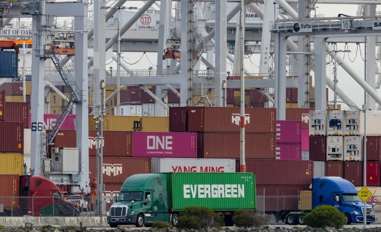 Tarifas EUA: Trump Impõe Taxa de 10% em Produtos Globais, Ignorando Promessa de 15% e Gerando Confusão Comercial