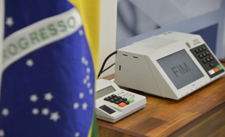 Eleições 2026: Pesquisas Revelam Cenário Polarizado e Desafios para a “Terceira Via”