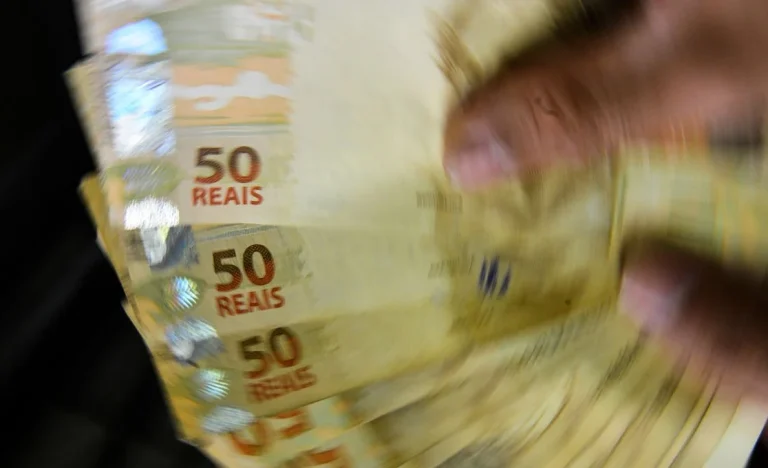 Inadimplência Dispara em Janeiro e Atinge Pico de 2017: Juros Altos e Queda no Crédito Preocupam Brasileiros