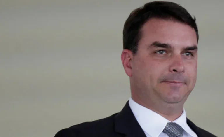 Flávio Bolsonaro lança PEC contra reeleição presidencial e busca assinaturas para mudar regras do Planalto