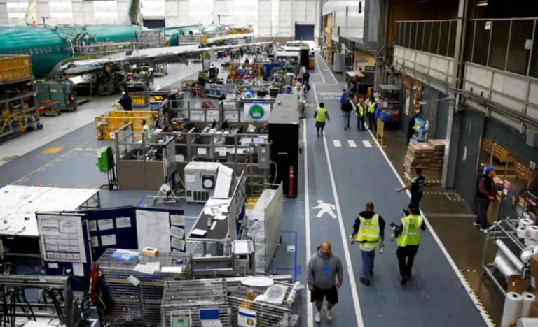 Confiança da Indústria Brasileira Sobe Pelo 3º Mês em Fevereiro, Sinalizando Otimismo, Mas Desafios Persistem