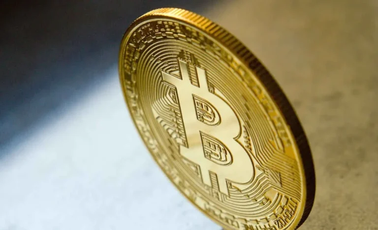 Bitcoin Derrete: Ataque EUA e Israel ao Irã Provoca Queda Brusca de US$ 2 Mil em Minutos; Entenda o Impacto Geopolítico