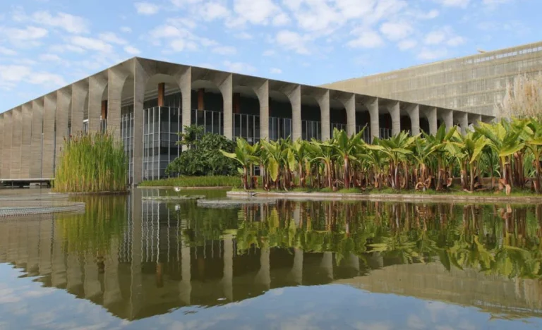 Brasil condena ataques de EUA e Israel ao Irã e pede respeito ao Direito Internacional e cessar-fogo imediato