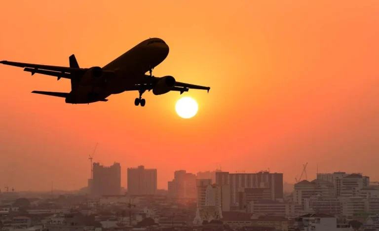 Voos Internacionais no Oriente Médio Cancelados em Massa Após Ataques EUA e Israel ao Irã, Rotas Cruciais Afetadas