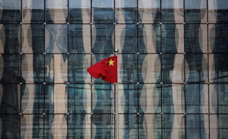 China Pede Fim Imediato de Ataques Militares de EUA e Israel contra o Irã e Alerta para Escalada no Oriente Médio