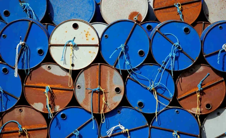 Petroleiras em Alerta: Embarques Suspensos no Estreito de Ormuz Após Ataques ao Irã; Risco de Crise Energética Global Aumenta