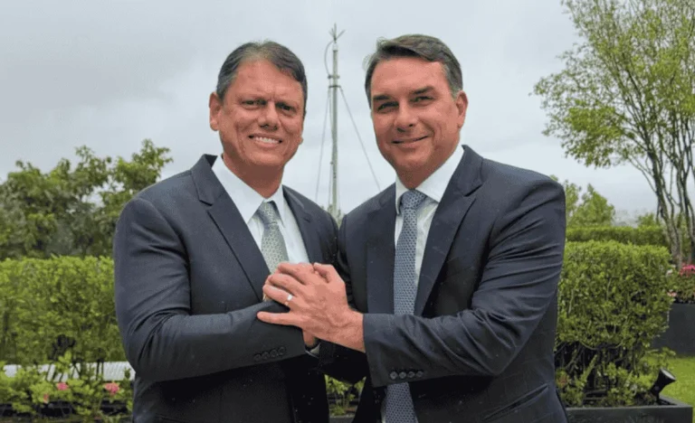 Flávio Bolsonaro Lidera Ato na Paulista: Defesa do Pai, Ataques a Lula e STF Marcam Evento com Público Menor que Anterior