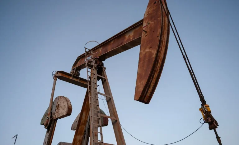 Petróleo Dispara: Conflito no Oriente Médio Interrompe Rotas de Transporte Marítimo e Ameaça Economia Global