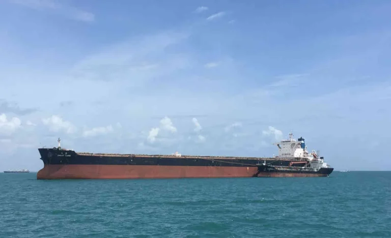 Irã Ameaça Incendiar Navios no Estreito de Ormuz e Elevar Preço do Petróleo a US$ 200 em Conflito com EUA