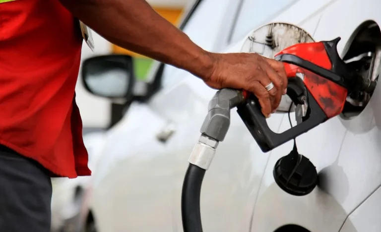 Etanol Vira “Vilão”? Preço Cai, Mas Gasolina Ainda Leva Vantagem em Todos os Estados do Brasil