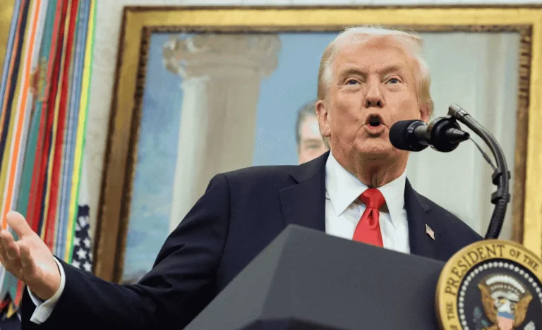 Trump Ordena Seguro para Petroleiros e Ameaça Escolta Naval no Golfo para Controlar Preços do Petróleo