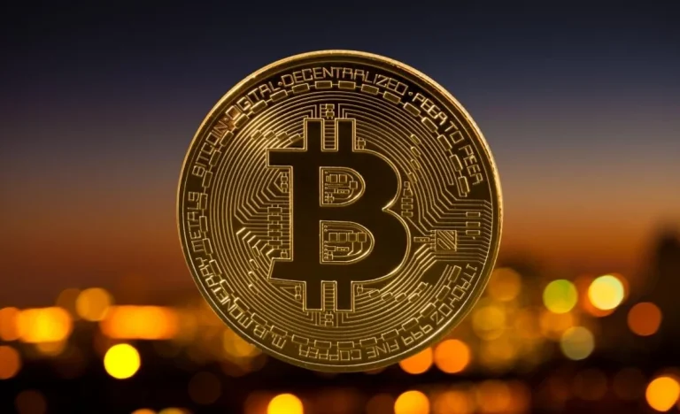 Bitcoin dispara para US$ 71,3 mil em meio a tensões globais, superando bolsas e mostrando força para investidores