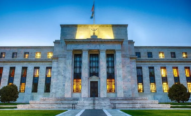 Conflito Irã-EUA não impede cortes de juros nos EUA, afirma diretor do Fed; entenda os motivos