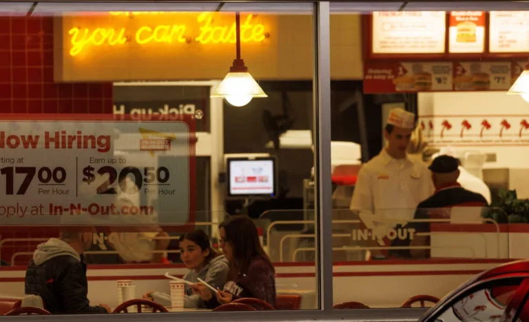 Setor de Serviços dos EUA Dispara para Máxima de 3 Anos e Meio em Fevereiro, Mas Guerra no Oriente Médio Ameaça Crescimento