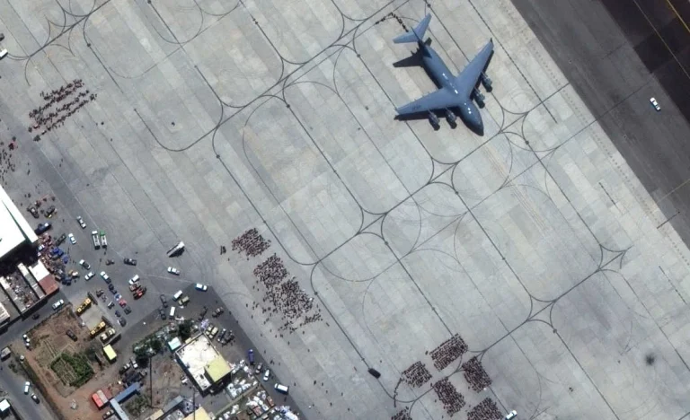 Ações de Companhias Aéreas Globais em Montanha-Russa: Conflito no Oriente Médio Impacta Voos e Lucros