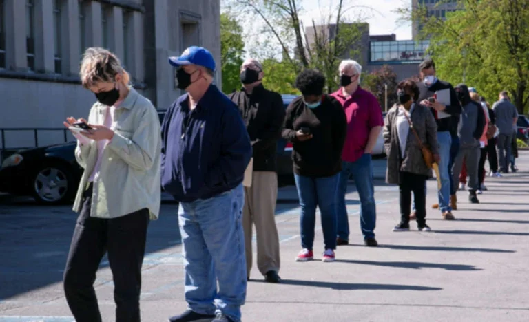 Auxílio-desemprego nos EUA estável, mas demissões em queda livre em fevereiro: o que isso revela sobre o mercado de trabalho?