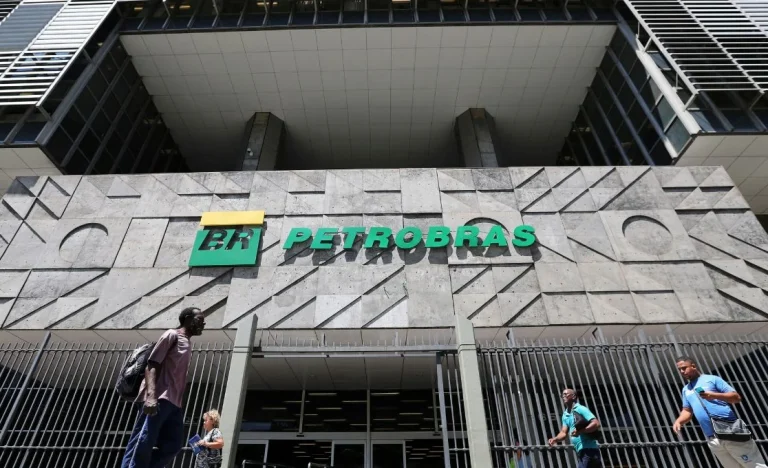 Petrobras (PETR4) Dispara 38,81% em Dólares em 2026, Superando Gigantes em Meio à Guerra no Oriente Médio