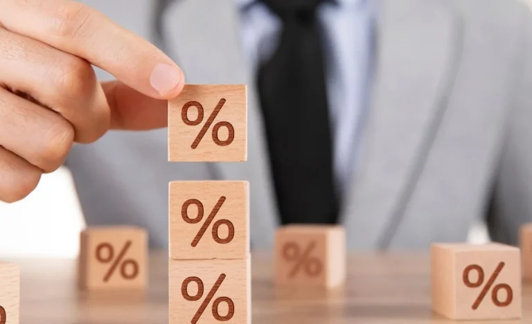 Juros Futuros Disparam com Crise no Oriente Médio: Corte de 0,5 pp da Selic em Março em Risco, Dólar e Petróleo em Alta