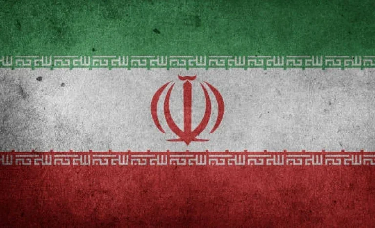 Irã suspende ataques a vizinhos, mas Trump ameaça destruição total por “mau comportamento”