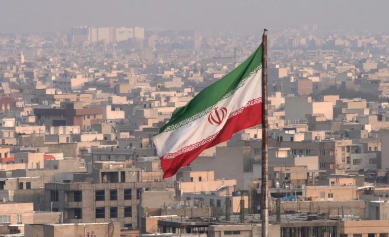 Mojtaba Khamenei, filho de linha-dura, assume como novo Líder Supremo do Irã em meio a tensões globais e morte do pai