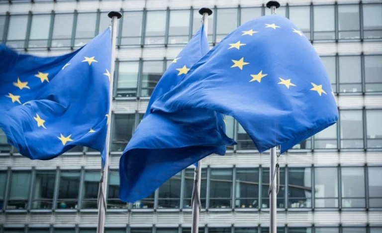 Guerra no Oriente Médio Dispara Preços do Petróleo e Abala Títulos da Zona do Euro, Elevando Nervosismo nos Mercados Globais