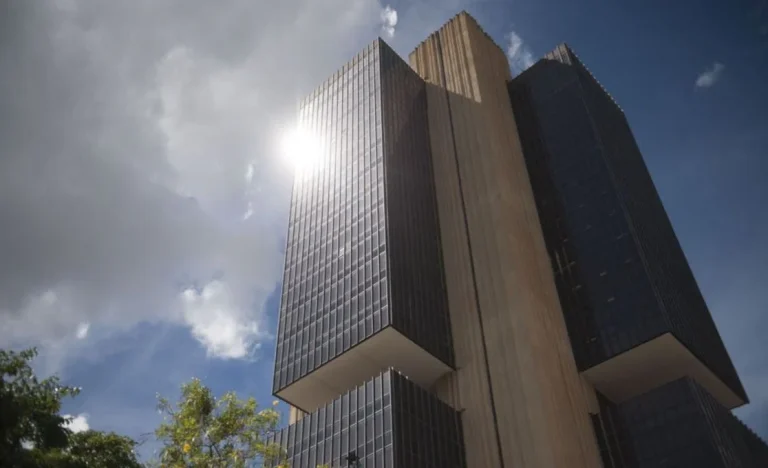 Economistas sobem projeções da Selic para 2026: entenda o impacto no seu bolso e no futuro da economia brasileira