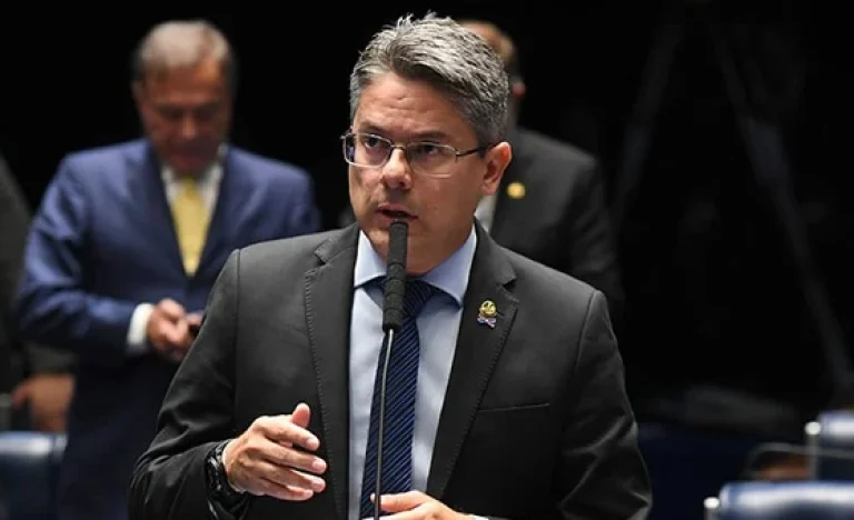 Senador Reúne Assinaturas para CPI Contra Moraes e Toffoli por Caso Banco Master; Impeachment de Moraes Protocolado