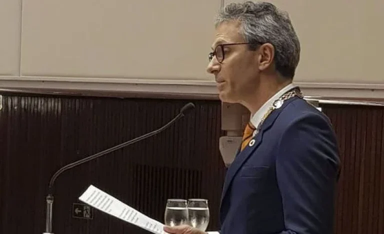 Zema protocola impeachment contra Alexandre de Moraes por suposta relação com dono do Banco Master