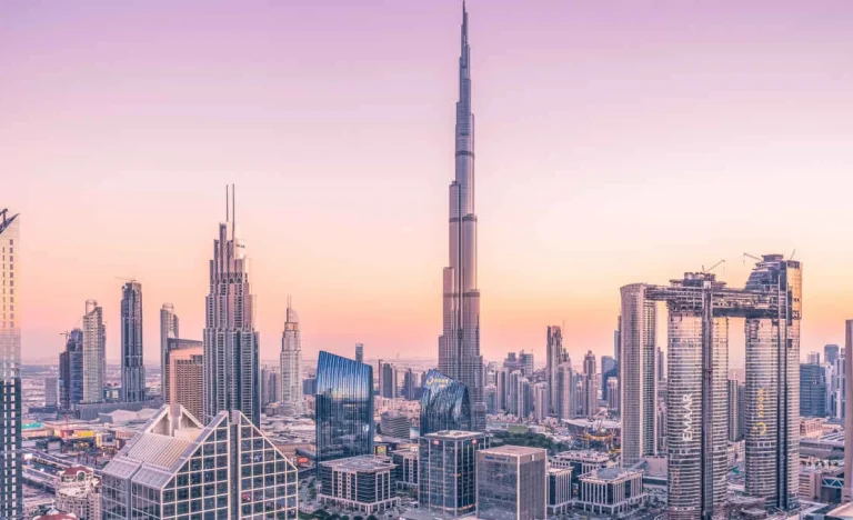 Irã Ataca Aeroporto de Dubai e Navios no Golfo Pérsico em Meio a Tensão Crescente com EUA e Israel