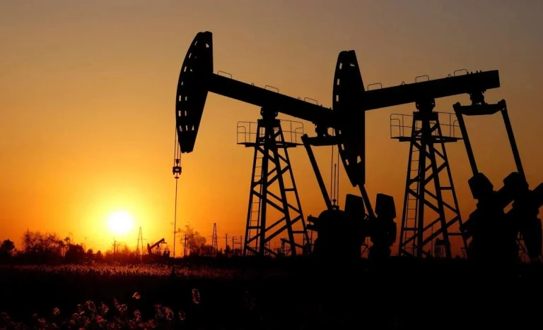 Petróleo Brent Dispara 9% e Volta aos US$ 100: Ataques a Navios-Tanque e Ameaças do Irã Elevam Tensão Global