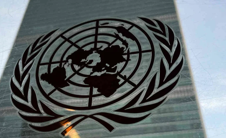 Irã Afirma que Não Fechará o Estreito de Ormuz, Mas Ressalta Direito à Autodefesa e Segurança Regional