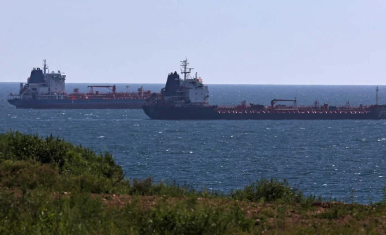 EUA alivia sanções de petróleo russo retido no mar por 30 dias em meio a crise energética global