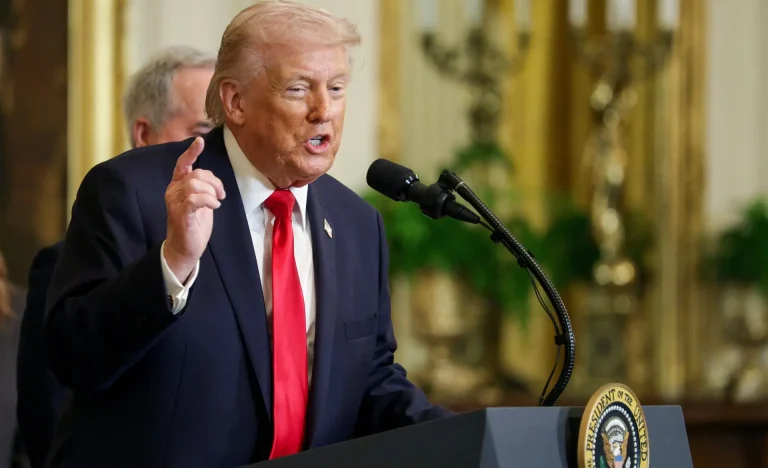 Trump Ameaça Adiar Visita à China e Exige Ajuda de Pequim para Proteger Petroleiros no Estreito de Ormuz