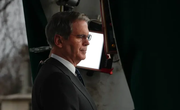 EUA Permitem Exportação de Petróleo do Irã Pelo Estreito de Ormuz para Estabilizar Preços Globais, Revela Secretário do Tesouro